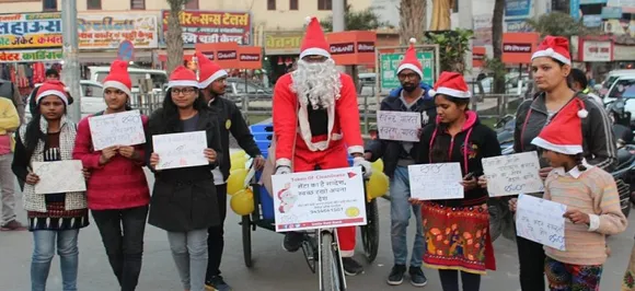 Christmas: सीएम योगी के शहर में सांता क्‍लाज बने युवा इस अनोखे अंदाज में बना रहे Xmas