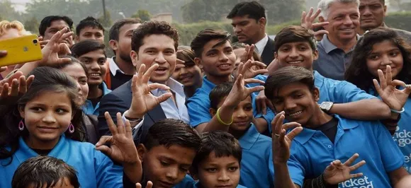 Watch Video: क्रिसमस पर कुछ इस अंदाज में नजर आए मास्टर ब्लास्टर सचिन तेंदुलकर, बच्चों संग घुमाया बल्ला
