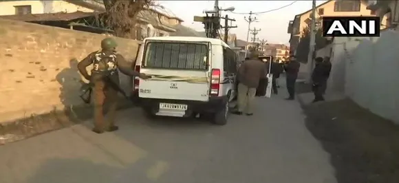जम्मू-कश्मीर: कांग्रेस नेता के घर से आतंकियों ने लूटी चार AK-47 राइफल, अलर्ट पर श्रीनगर