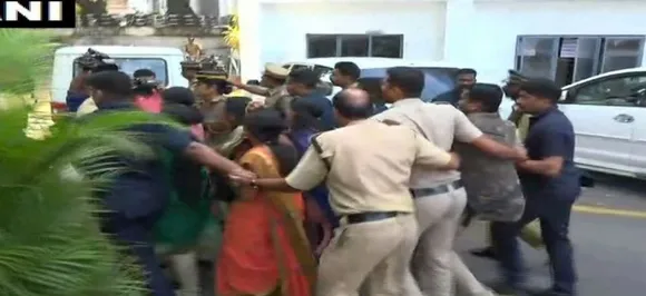 सबरीमाला मंदिर में दो महिलाओं के प्रवेश के विरोध में बीजेपी महिला मोर्चा का प्रदर्शन