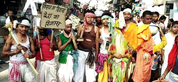 बहुरूपियों की अनोखी प्रतियोगिता,  छाया रहा किसानों की कर्जमाफी और कश्मीर में पत्थरबाजी का मुद्दा
