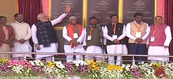 कांग्रेस पहले किसानों को लोन लेने को मजबूर करती है, फिर कर्जमाफी के नाम पर भ्रमित करती है : पीएम मोदी