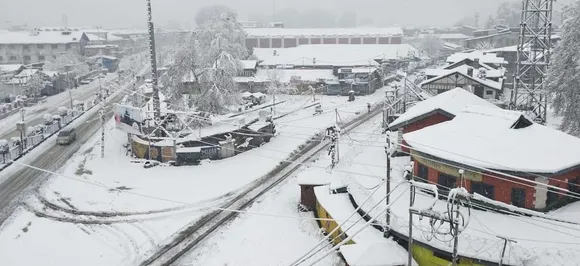जम्मू एवं कश्मीर : बर्फबारी के बाद अब फिसलन भरी सड़को के कारण लोग घरों में बैठने को मजबूर, तस्वीरों में देखें