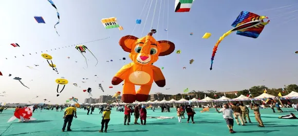 गुजरात में KITE FESTIVAL का रंगारंग शुभारंभ, हजारों पतंगों से सजा आसमान