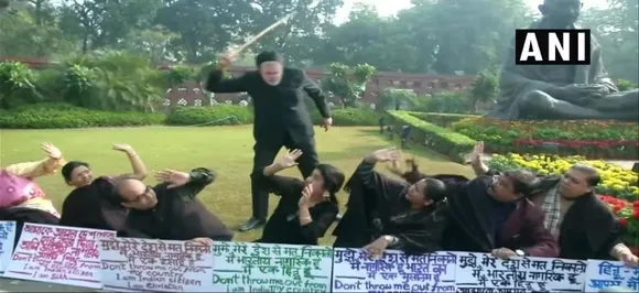 …और पीएम नरेंद्र मोदी का मुखौटा पहनकर एक सांसद ने अपनी पार्टी के सांसदों की कर दी पिटाई!