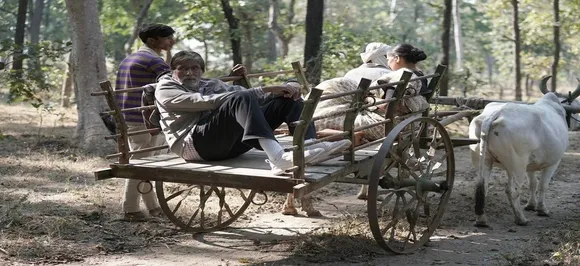 Pics: अमिताभ बच्चन को याद आएं अपने पुराने दिन, गांव में की बैलगाड़ी की सवारी, खटिया पर लेटकर सेंकी धूप