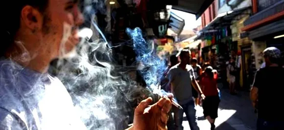 अब मेट्रो स्टेशनों के बाहर भी धूम्रपान करना पड़ेगा महंगा, जारी हुआ ये नियम