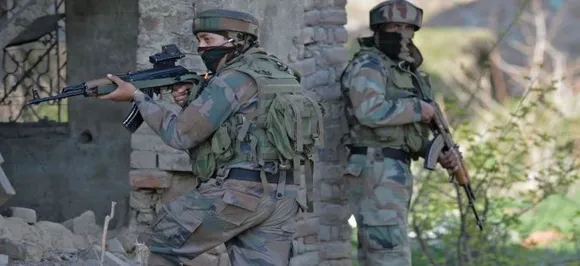 जम्मू-कश्मीर: सुरक्षाबलों और आतंकियों के बीच हुई गोलीबारी में दो आतंकी ढेर, सर्च ऑपरेशन जारी