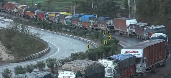 भारी बर्फबारी के कारण बंद हुआ जम्मू-श्रीनगर राजमार्ग, तस्वीरों में देखें