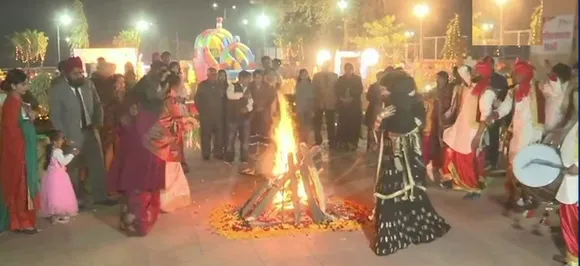 धूमधाम से मनाया गया लोहड़ी का त्योहार, पंजाब समेत पूरा देश जश्न में डूबा, देखें Videos और photos