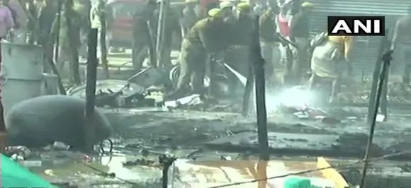 प्रयागराज :  कुंभ मेले में सिलेंडर फटने से लगी आग, एक अखाड़े का शिविर जलकर राख, मची अफरा-तफरी