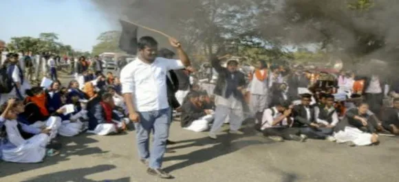 नागरिकता विधेयक के विरोध में असम में लगातार जारी है प्रदर्शन, मुख्यमंत्री सोनोवाल को दिखाया काला झंडा