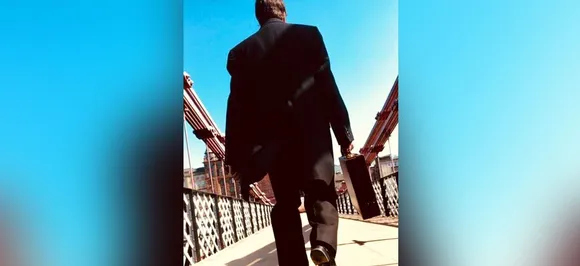 हाथों में सूटकेस और सूट-बूट पहनकर किससे 'बदला' लेने निकले हैं अमिताभ बच्चन?