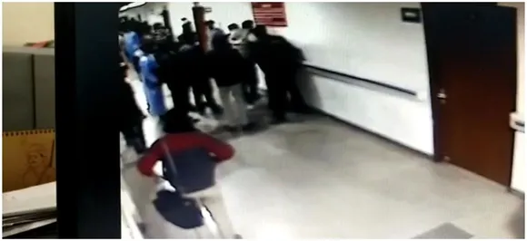 दिल्ली : सफदरजंग अस्पताल में डॉक्टरों और मरीजों के बीच हुई मारपीट का सामने आया CCTV फुटेज