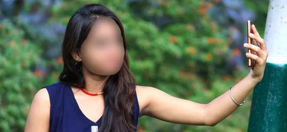 पति की गुहार! सेल्‍फी लेने में बीवी रहती है Busy, जज साहब ! मुझे तलाक दिलवा दो