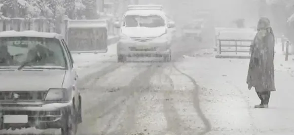 बर्फ की चादर में लिपटीं श्रीनगर की सड़कें, मैदानी इलाकों में हो सकती है बारिश