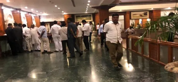 कर्नाटक के नाटक का 'मेगा शो' जारी, कांग्रेस-जेडीएस ने विधायकों को शुक्रवार रात से यहां कर रखा है 'कैद'