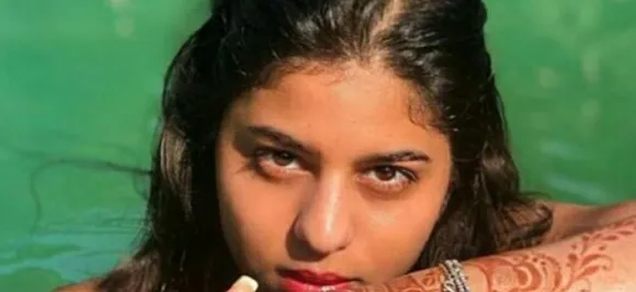 हाथों में मेहंदी लगाकर स्विमिंग पूल में उतरीं सुहाना खान, फोटो हुई वायरल