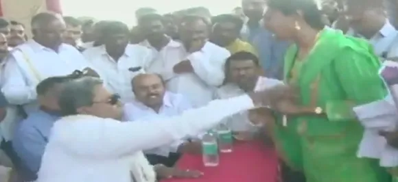 कांग्रेस नेता सिद्धारमैया ने महिला के साथ की अभद्रता, गरमाई सियासत, देखें वायरल वीडियो