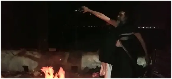 Kumbh Mela 2019 से EXCLUSIVE VIDEO: कुंभ के दौरान आधी रात श्मशान में जाकर चिताओं पर तांत्रिक क्रियाएं करते दिखे अघोरी