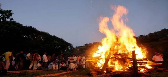 महिला के अंतिम संस्कार के बाद रस्म पूरी करने श्मशान पहुंचे परिजन, दिखा ऐसा नजारा पैरों तले खिसक गई जमीन