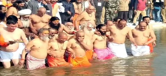 कुंभ 2019: योगी कैबिनेट की संगम में डुबकी पर बोले शशि थरूर, सब नंगे हैं!, पाप भी यहीं धोने हैं