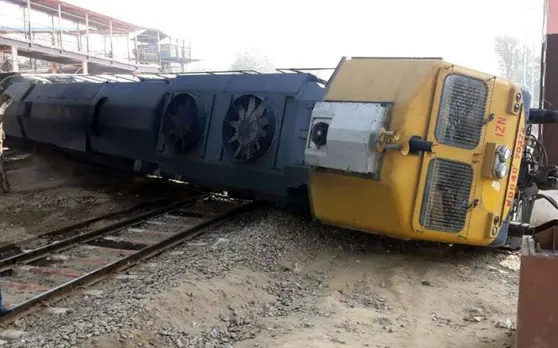 जयपुर में रेल हादसा, दयोदय एक्सप्रेस का इंजन पलटा, बोगी भी पटरी से उतरी