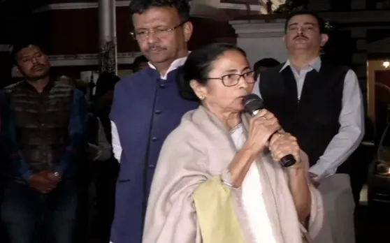 कोलकाता में धरने पर बैठीं ममता बनर्जी को अखिलेश यादव, केजरीवाल समेत विपक्ष का समर्थन, पढ़ें किसने क्या कहा