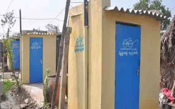 80 साल के बुजुर्ग के ऊपर गिर गई 'प्रधानमंत्री नरेंद्र मोदी के शौचालय की छत', मचा हड़कंप