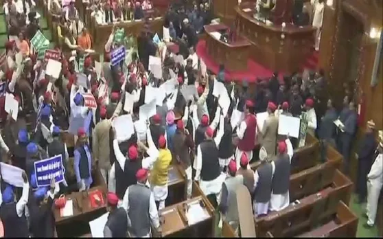 UP विधानसभा में हंगामा, राज्यपाल पर फेंके गए कागज़ के गोले, कार्यवाही कल तक के लिए स्थगित