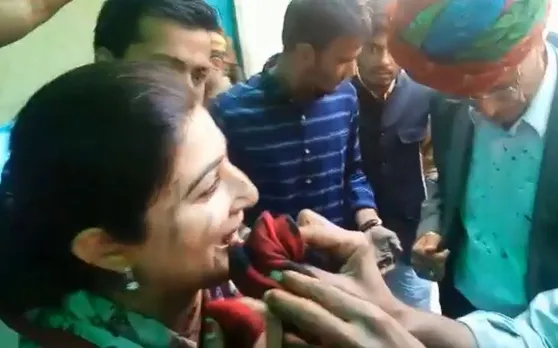 जयपुर : महारानी कॉलेज में उद्घाटन कार्यक्रम के दौरान छात्रा ने अतिथि पर फेंकी काली स्याही, शिक्षक शर्मिंदा