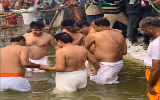 प्रयागराज: केंद्रीय मंत्री नितिन गडकरी ने कुंभ में लगाई आस्था की डुबकी