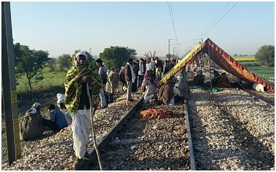 गुर्जर आंदोलन : रेल की पटरी पर जमे आंदोलनकारी, 5 ट्रेनें हुईं रद्द, 1 का बदला गया रूट