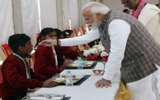 वृंदावन में पीएम मोदी का दिखा अलग अंदाज, अपने हाथों से बच्चों को खिलाया खाना, देखें VIDEO