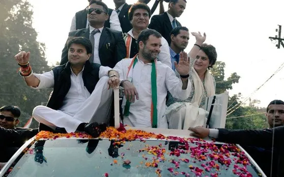 प्रियंका ने लखनऊ में किया मेगा रोड शो, 'आ गई बदलाव की आंधी, राहुल संग प्रियंका गांधी' के लगे नारे