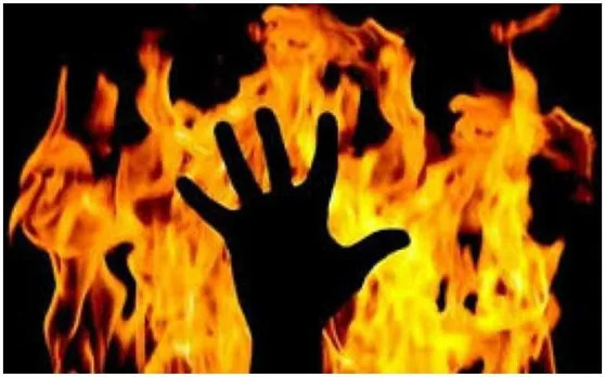पश्चिम बंगाल: बेटे ने मां को आग किया आग के हवाले, मां गंभीर रूप से जली