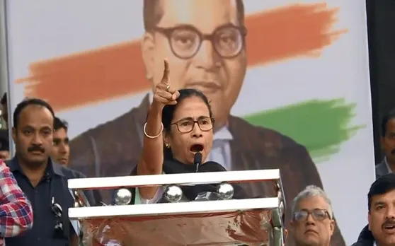 दिल्ली में केंद्र पर बरसी ममता बनर्जी, मोदी की तुलना रावण से की, कहा- सरकार की एक्सपायरी डेट खत्म