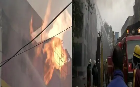 दिल्ली: नारायणा में कार्ड बनाने वाली फैक्ट्री में लगी भीषण आग, मौके पर पहुंची फायर ब्रिगेड की गाड़ियां