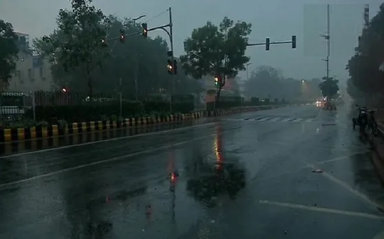 दिल्ली-NCR में सुबह से ही छाया घनघोर अंधेरा, तेज बारिश के साथ ठंड ने फिर दी दस्तक