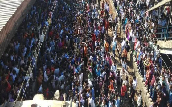 पुलवामा हमले के विरोध में मुंबई में कई दुकानें बंद, नालासोपारा में रेल रोको प्रदर्शन, ट्रैक पर उतरे प्रदर्शनकारी