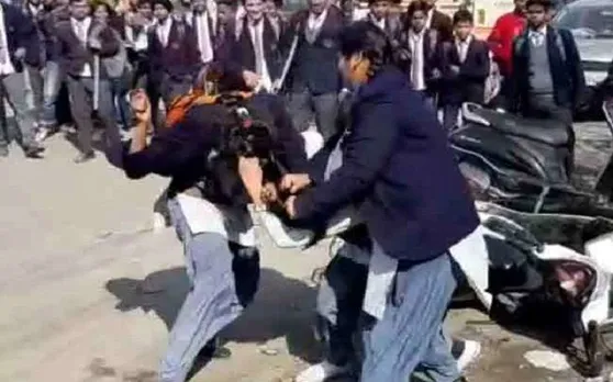 1 बॉयफ्रेंड को लेकर आपस में भिड़ी 2 लड़कियां, छुट्टी होते ही स्कूल के बाहर हुए गैंगवार में उठा-उठा कर पटका