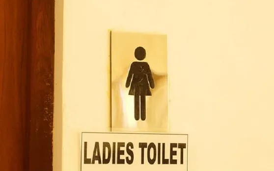 Ladies Toilet से अचानक आने लगी चीखने की आवाज, बाहर खड़े लोगों ने बुर्के वाली 'महिला' की कर दी धुनाई और फिर..