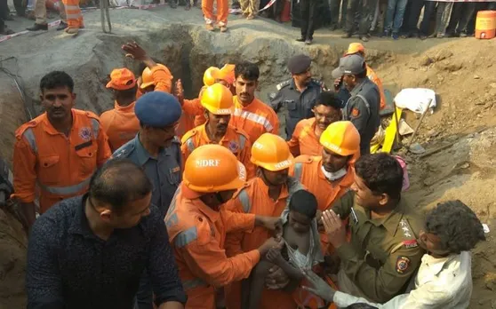 पुणे: बोरवेल में फंसे 6 साल के मासूम को लगातार 13 घंटे के रेस्क्यू ऑपरेशन के बाद बचाया गया