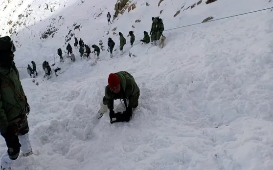 जम्मू एवं कश्मीर में हिमस्खलन में 1 शख्स को बचाया गया