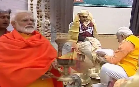 पीएम मोदी ने कुंभ में लगाई आस्था की डुबकी, सफाई कर्मचारियों के धोए पैर