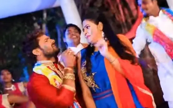 होली पर साली के गालों पर रंग लगाते हुए दिखे खेसारी, देखें वीडियो