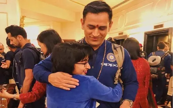 PICS: महेंद्र सिंह धोनी को देखते ही लिपट गई ये लड़की, माही ने भी फैन पर लुटा दिया पूरा प्यार