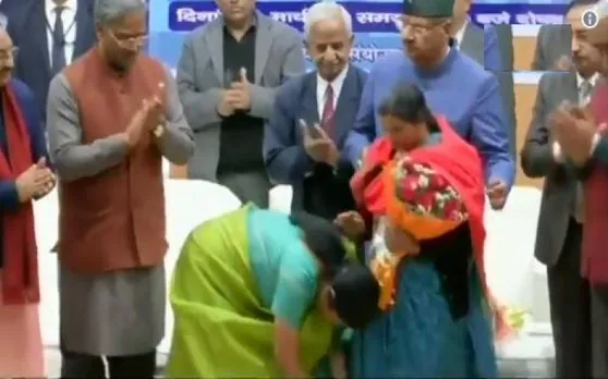 रक्षा मंत्री निर्मला सीतारमण ने छुए शहीद की मां के पैर, कहा जब भी जरूरत हो बेझिझक कर सकते हैं फोन