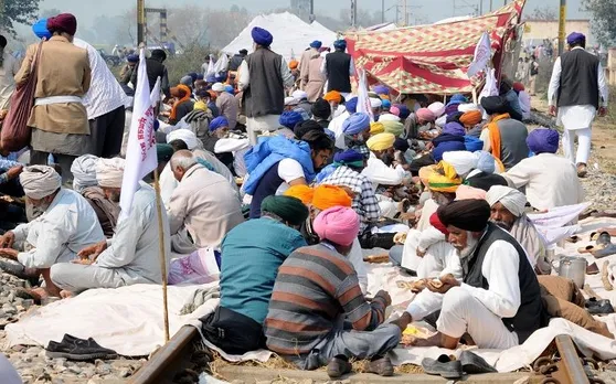 पंजाब: कर्जमाफी और विभिन्न मांगों को लेकर किसानों का रेलवे ट्रैक पर प्रदर्शन, 25 ट्रेनें रद्द