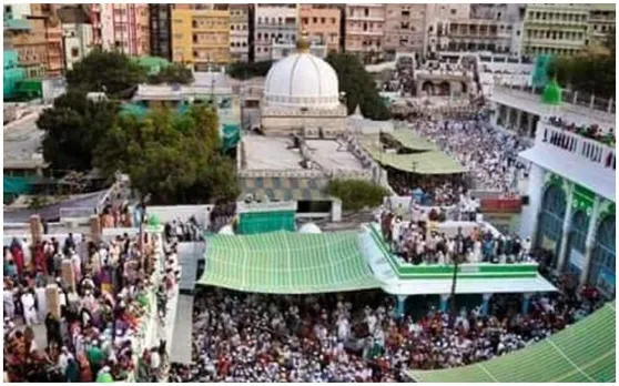 महरौली से पैदल चलकर अजमेर पहुंचे कलन्दर, दरगाह में पेश की छड़ियां, दिखाए हैरतअंगेज करतब